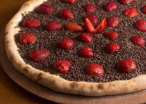 Foto de uma pizza de chocolate com morango