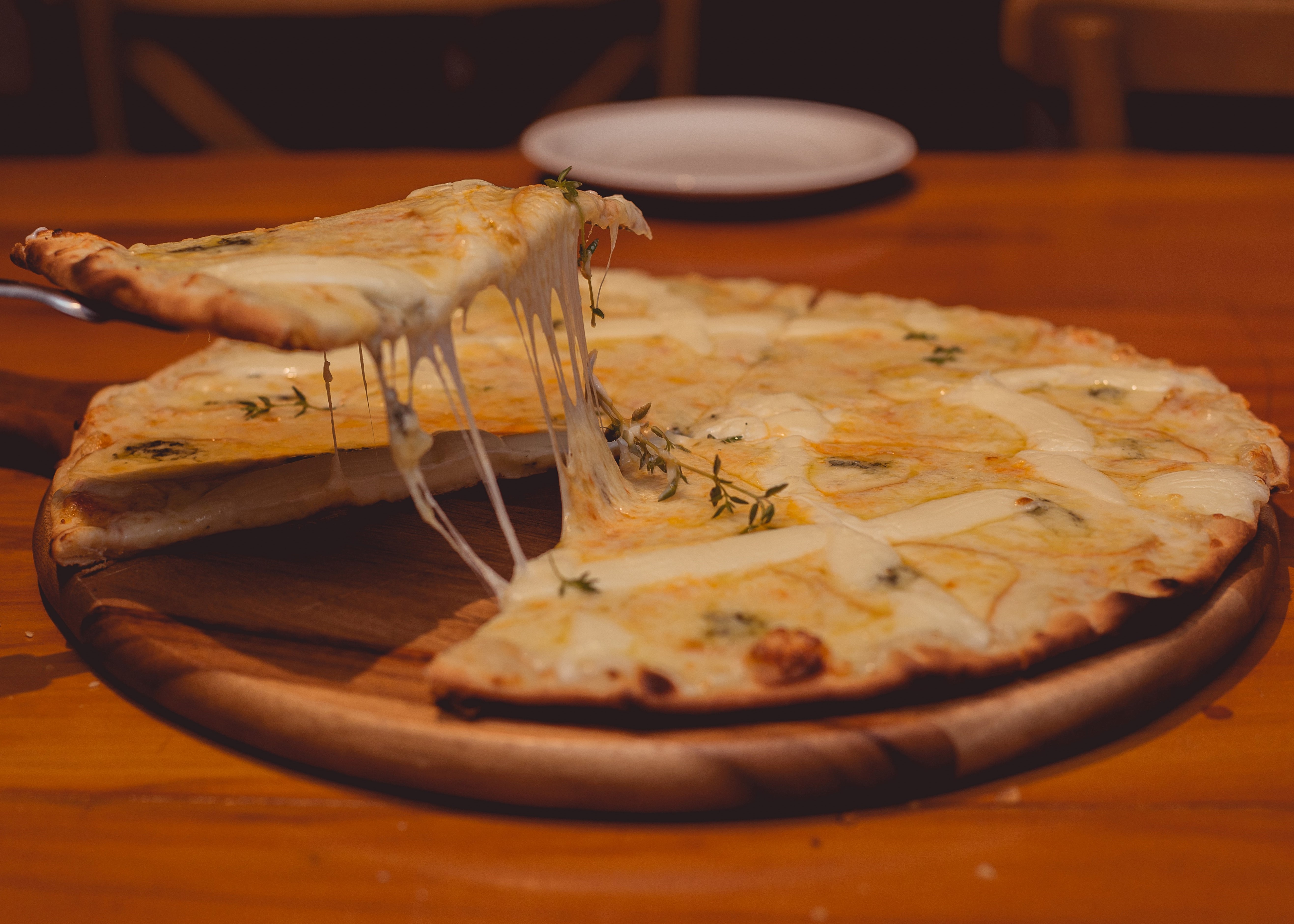 Foto de uma pizza de queijo